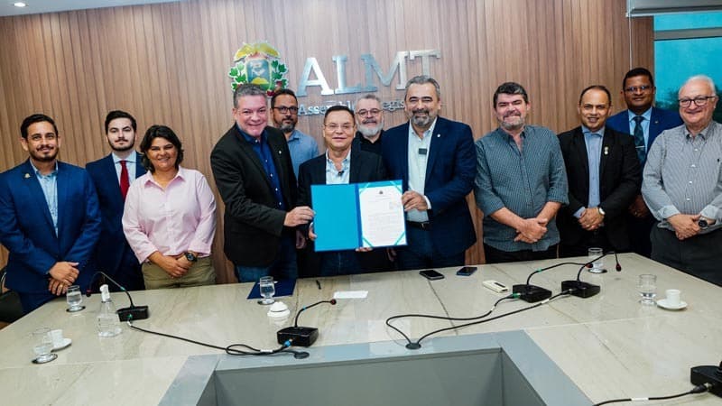 BOTELHO PROMULGA LEI QUE BENEFICIA CORRETORES DE IMÓVEIS EM NEGÓCIOS QUE ENVOLVAM PROGRAMAS HABITACIONAIS DE MT